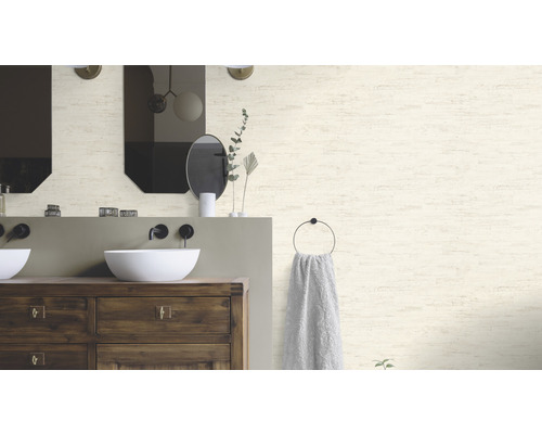 Badkamer met dubbele wastafel, spiegels en wandbekleding met steeneffect