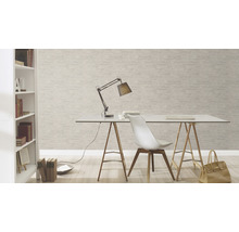Werkkamer met bureau, bureaulamp, stoel, boekenkast en beige structuurbehang