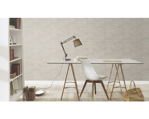 Werkkamer met bureau, bureaulamp, stoel, boekenkast en beige structuurbehang