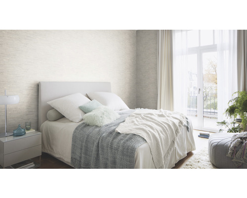 Lichte slaapkamer met bed, nachtkastje en gestructureerd behang