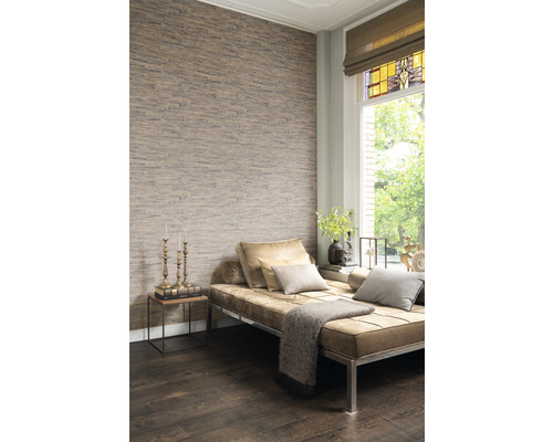 Woonkamer met stenen wandbehang, bank en raam