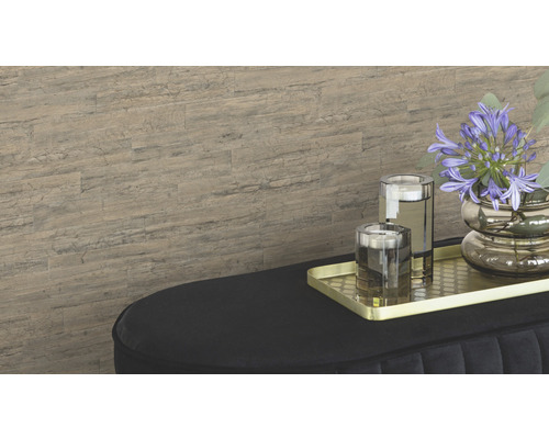 Wanddecoratie met wandpanelen in steenlook, decoratie met tafeldecoratie op een zwarte ondergrond