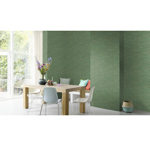 Eetkamer met tafel, stoelen en muurdecoratie met structuurbehang