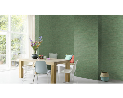 Eetkamer met tafel, stoelen en muurdecoratie met structuurbehang