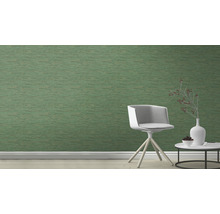 Decoratieve kamer met patroonbehang, stoel en bijzettafel