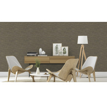 Woonkamer met bruin behang, twee fauteuils en een dressoir met decoratie