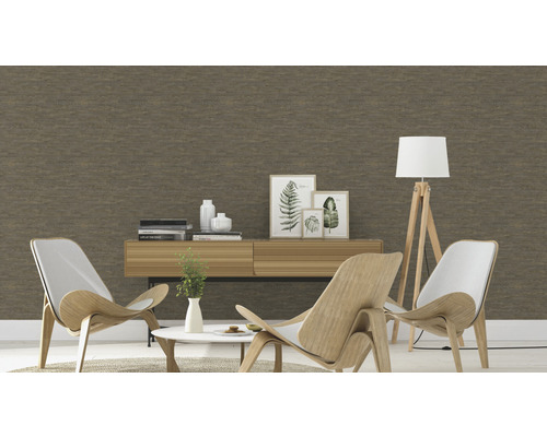 Woonkamer met bruin behang, twee fauteuils en een dressoir met decoratie