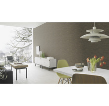 Lichte woonkamer met decoratief behang, eettafel en bank