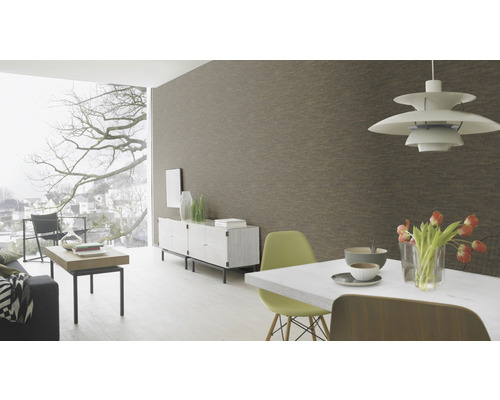 Lichte woonkamer met decoratief behang, eettafel en bank