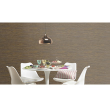 Eetkamer met wandtegels in houtlook, eettafel, stoelen en hanglamp