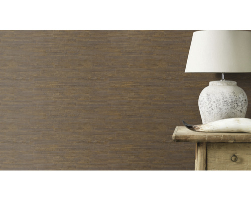 Wanddecoratie met lampen op een bijzettafel