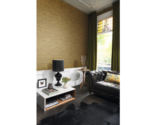 Woonkamer met behang, bank, vloerkleed en tafel