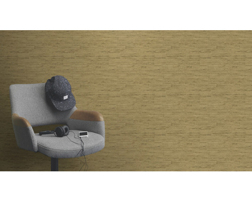 Wanddecoratie met kurkbehang, uitnodigende sfeer met stoel, pet, hoofdtelefoon en muziekspeler