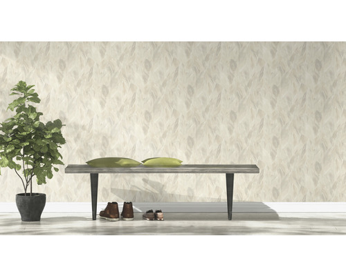 Lichte kamer met patroonbehang, bank, schoenen en kamerplant.