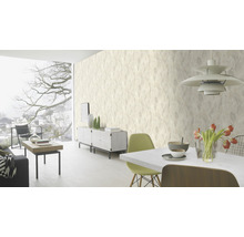 Woonkamer met patroonbehang, eettafel en dressoir aan de zijkant
