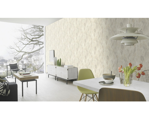 Woonkamer met patroonbehang, eettafel en dressoir aan de zijkant