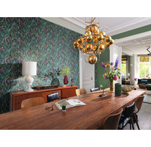 Eetkamer met houten tafel, stoelen, dressoir en bladerbehang