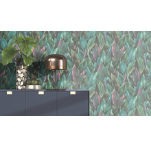 Decoratieve scène met kast, lamp, vaas, potplant en behang met bladerenmotief
