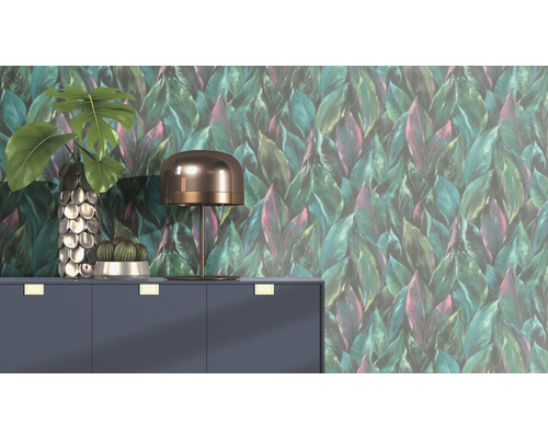 Decoratieve scène met kast, lamp, vaas, potplant en behang met bladerenmotief