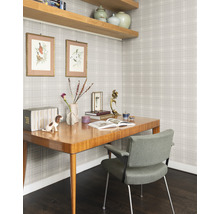 Kantoorruimte met bureau, stoel en geruite wandbekleding