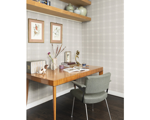 Kantoorruimte met bureau, stoel en geruite wandbekleding