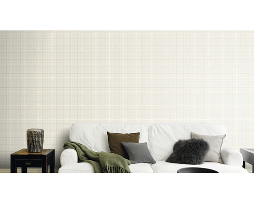 Woonkamer met witte bank en behang met ruitpatroon