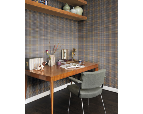 Kantoor met bureau, stoel, planken en geruit behang
