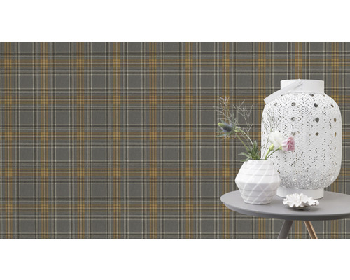 Decoratief stilleven met op de achtergrond geruite wandbekleding