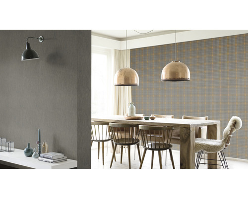 Eetkamer met geruit behang, houten tafel en hanglampen