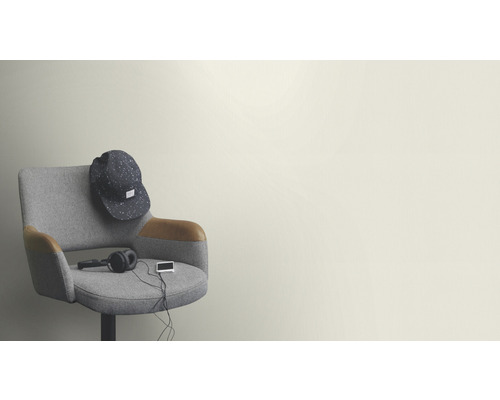 Interieurartikelen op een grijze bureaustoel: pet, hoofdtelefoon en een MP3-speler