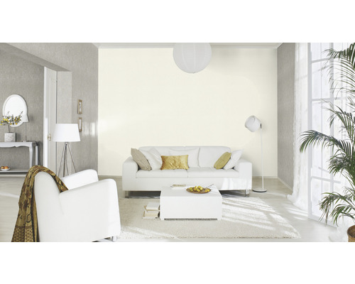 Woonkamer met bank, fauteuil, salontafel, vloerlamp en kamerplant