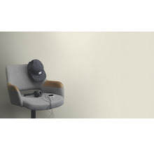 Grijze stoel met accessoires voor een wand