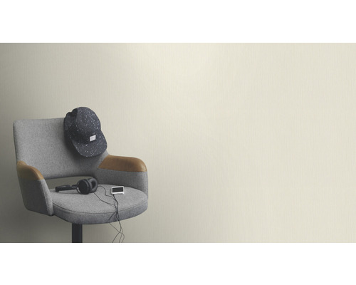 Grijze stoel met accessoires voor een wand