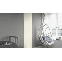 Lichte kamer met gestreepte behang, hangstoel en bed