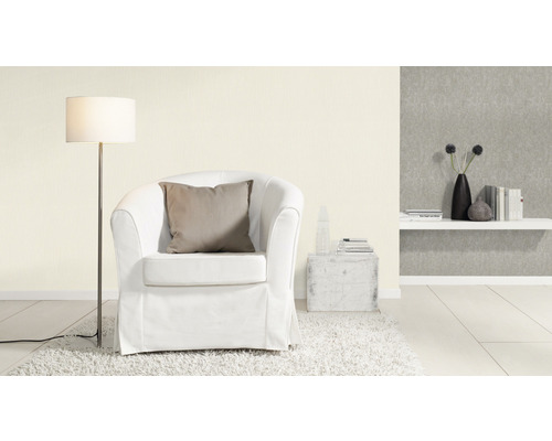 Woonkamer scène met fauteuil, vloerlamp en decoratie