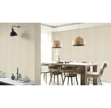 Eetkamer met eettafel, stoelen en textielbehang