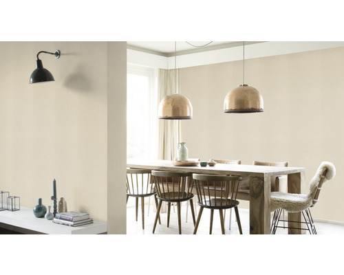 Eetkamer met eettafel, stoelen en textielbehang