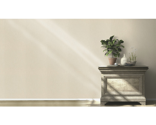 Wanddecoratie met bloementafel en potplanten voor een heldere, georganiseerde sfeer.