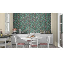 Keuken met eettafel, stoelen en behang met bladerpatroon