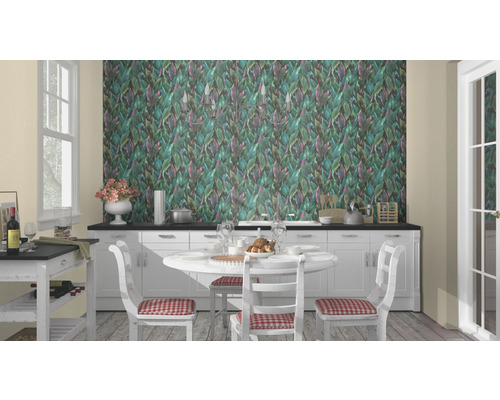 Keuken met eettafel, stoelen en behang met bladerpatroon