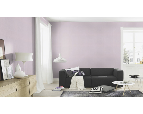 Lichte woonkamer met bank, tafel en decoratieve muur