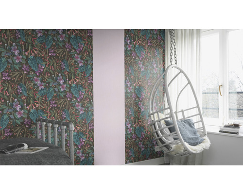 Gedecoreerde kamer met behang met print, hangstoel en bed