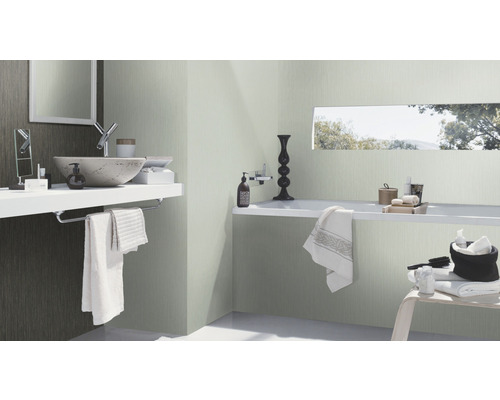 Lichte badkamer met wastafel, spiegel en badkuip voor een schone en moderne sfeer.