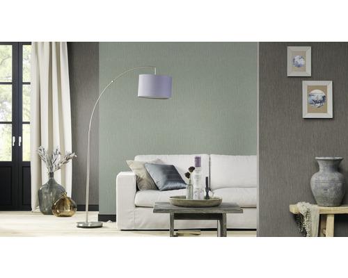 Woonkamer met bank, lamp en decoratie