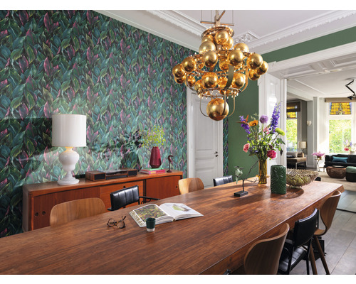 Eetkamer met eettafel, stoelen, dressoir, lamp, behang en kroonluchter