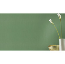 Groen vliesbehang met fijne textuur en bloemdecoratie
