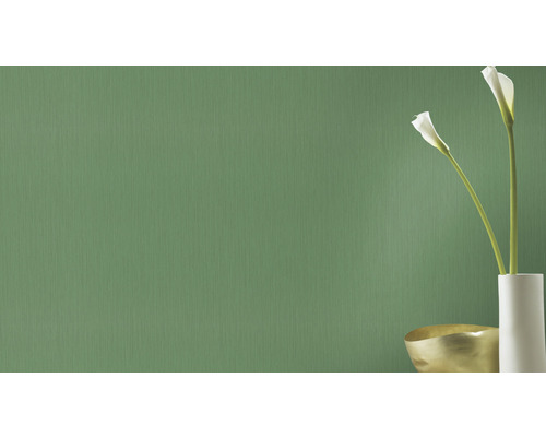 Groen vliesbehang met fijne textuur en bloemdecoratie