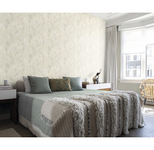 Slaapkamer met patroonbehang en bed