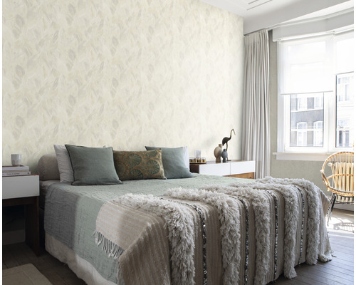 Slaapkamer met patroonbehang en bed