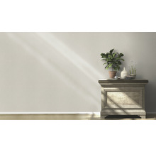 Decoratief arrangement met commode, plant en vazen